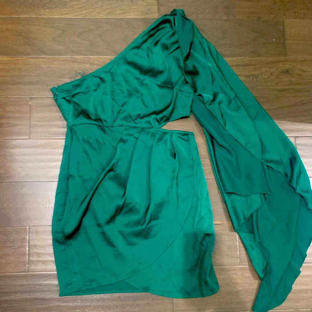 Green one-shoulder silk cut out dress.